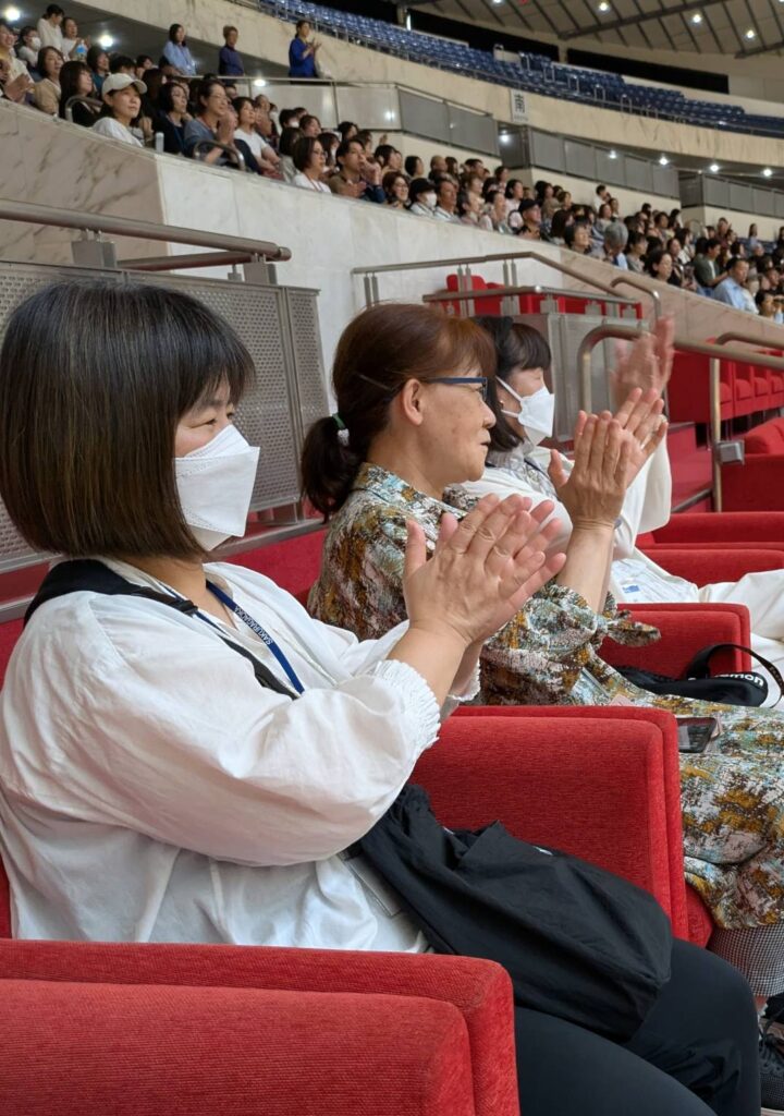 役員が観戦する様子